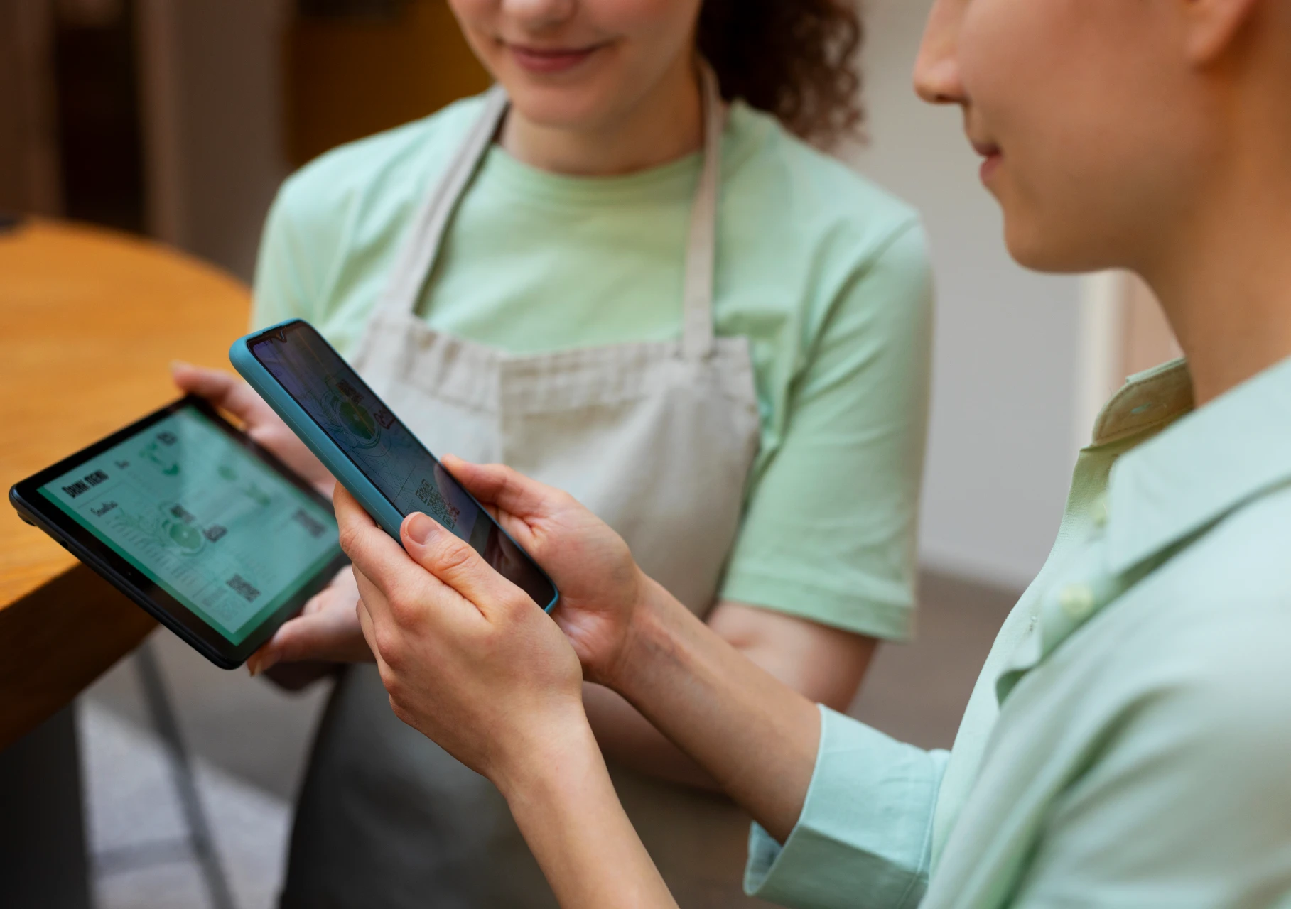 How AI Empowers Employees in the Retail and Restaurant Industries